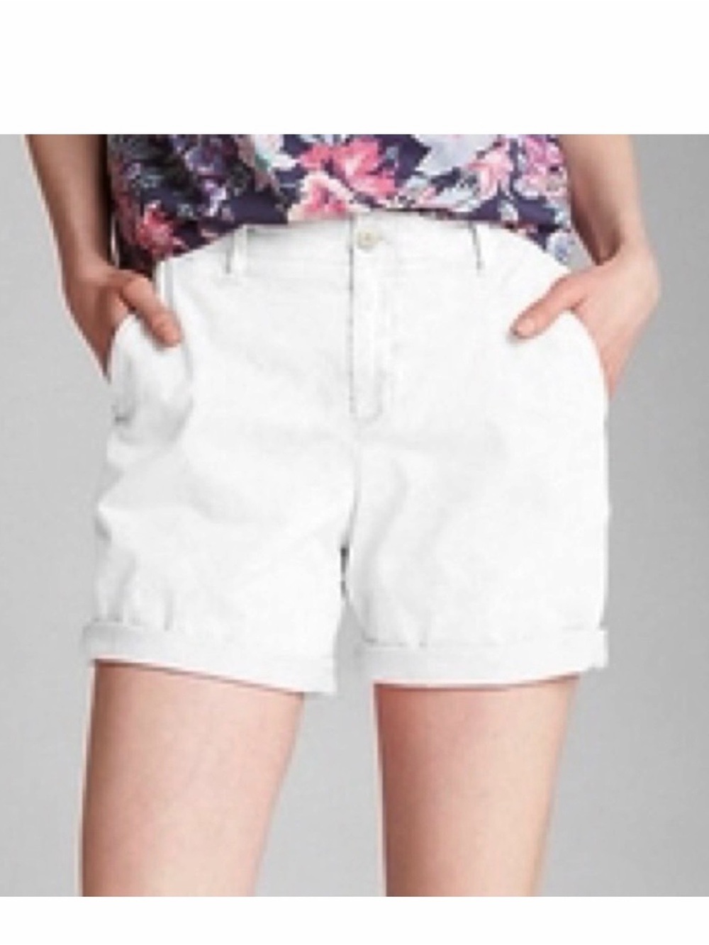 GAP- Girlfriend 4” Cotton White Cuffed Short. Size: 12